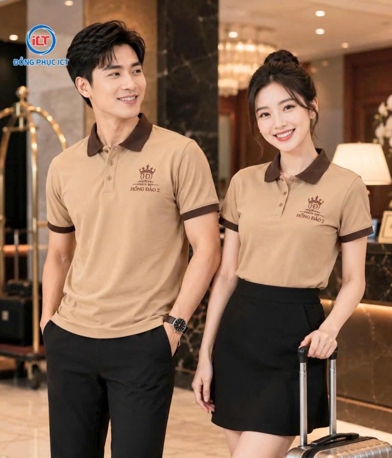 MẪU ÁO POLO ĐỒNG PHỤC KHÁCH SẠN HỒNG ĐÀO ĐẸP, LỊCH SỰ – VẢI CÁ SẤU POLY