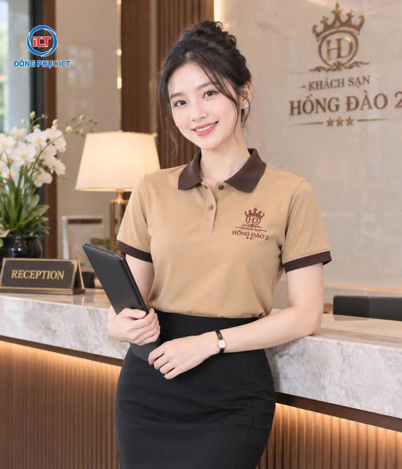 MẪU ÁO POLO ĐỒNG PHỤC KHÁCH SẠN HỒNG ĐÀO ĐẸP, LỊCH SỰ – VẢI CÁ SẤU POLY