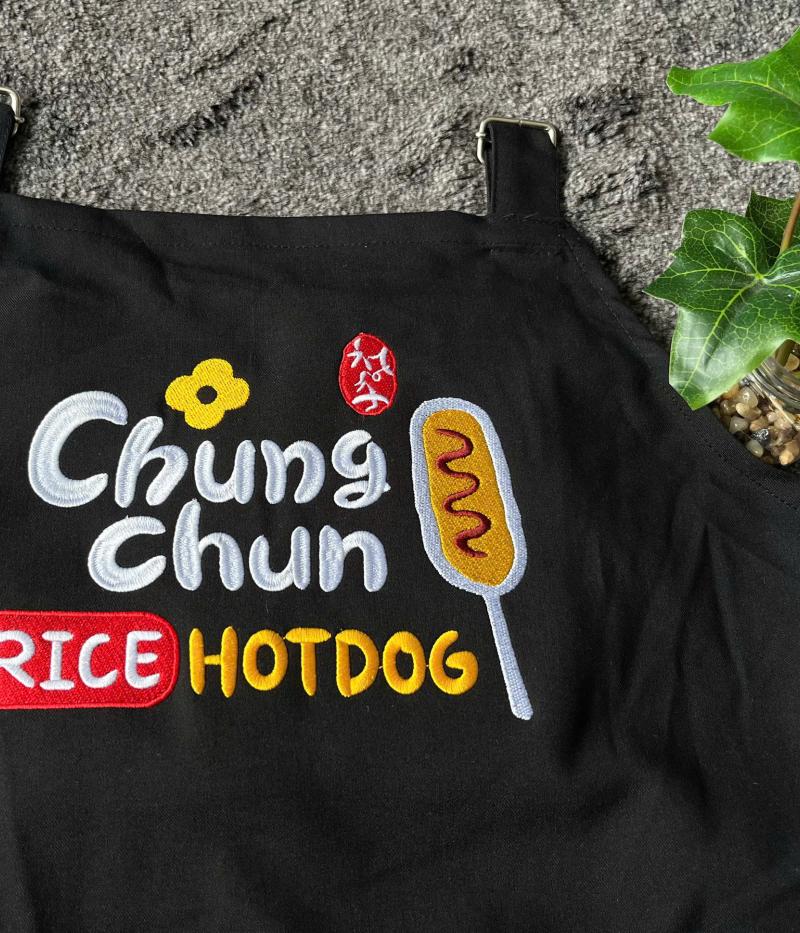 Tạp dề thêu logo Chung Chun Rice Hot Dog – Đồng phục chuyên nghiệp cho quán hotdog Hàn Quốc