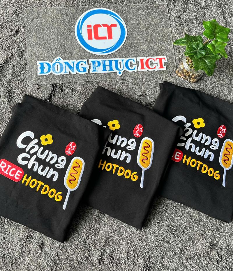 Tạp dề thêu logo Chung Chun Rice Hot Dog – Đồng phục chuyên nghiệp cho quán hotdog Hàn Quốc